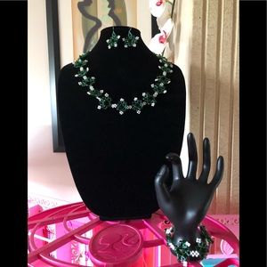 GREEN STAR BEADED NECKLACE.
